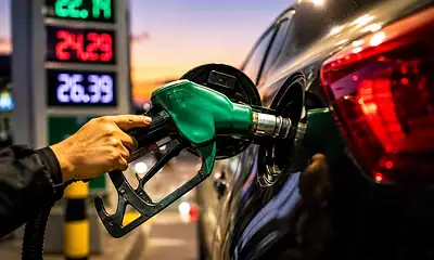 Automovilista carga gasolina en una estación de servicio de la Zona Metropolitana de Guadalajara.