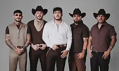Grupo Frontera se presenta ante público durante un concierto como parte de los festejos patrios en Guadalajara.