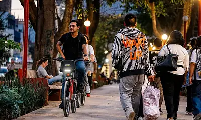 Personal municipal instala luminarias en un parque de Guadalajara para reforzar el alumbrado del espacio público.