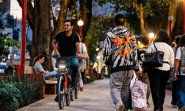 Personal municipal instala luminarias en un parque de Guadalajara para reforzar el alumbrado del espacio público.