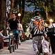 Personal municipal instala luminarias en un parque de Guadalajara para reforzar el alumbrado del espacio público.