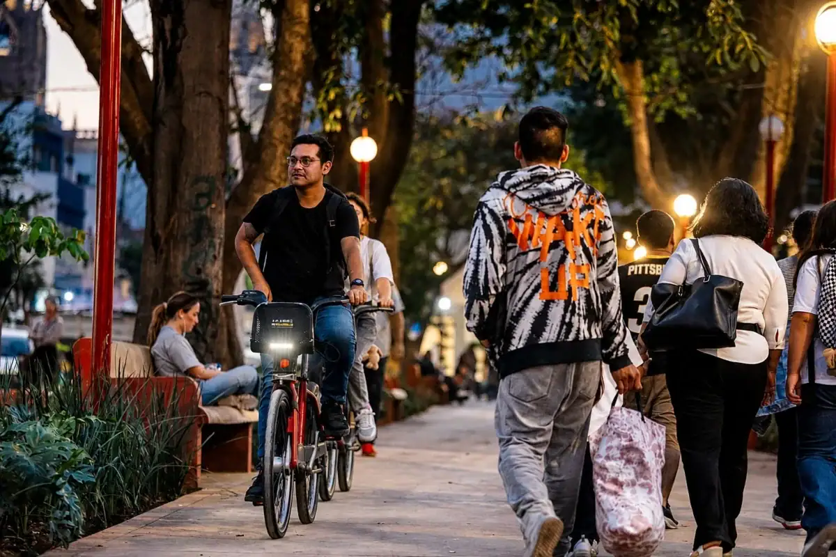 Personal municipal instala luminarias en un parque de Guadalajara para reforzar el alumbrado del espacio público.