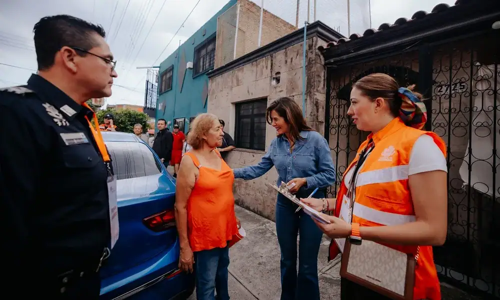Recorrido de autoridades y vecinos por la colonia Echeverría en Guadalajara.