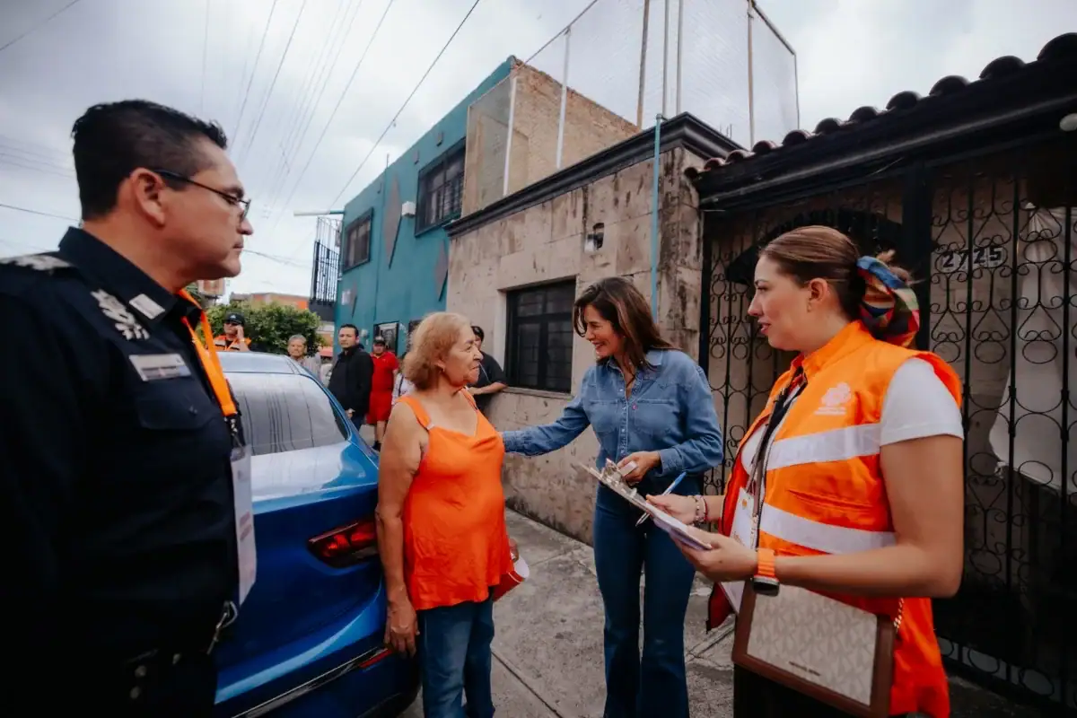 Recorrido de autoridades y vecinos por la colonia Echeverría en Guadalajara.