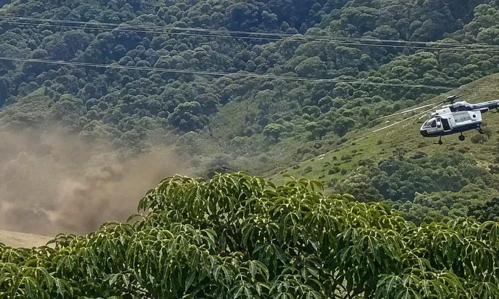Helicóptero MI-17 de la Secretaría de Marina tras realizar un aterrizaje de emergencia mediante desplome controlado en La Garita, Tamazula de Gordiano, Jalisco.