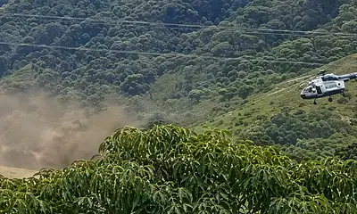 Helicóptero MI-17 de la Secretaría de Marina tras realizar un aterrizaje de emergencia mediante desplome controlado en La Garita, Tamazula de Gordiano, Jalisco.