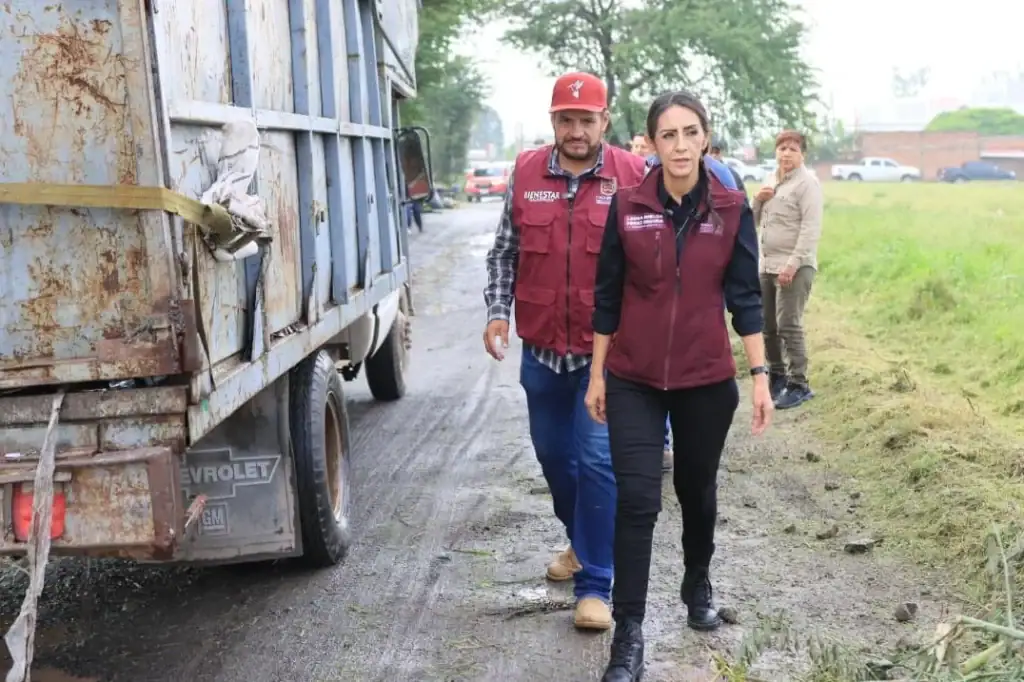Personal de Tlaquepaque realiza labores de limpieza en el Camino El Colomo, en La Calerilla.