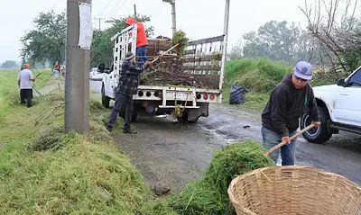 Personal de Tlaquepaque realiza labores de limpieza en el Camino El Colomo, en La Calerilla.