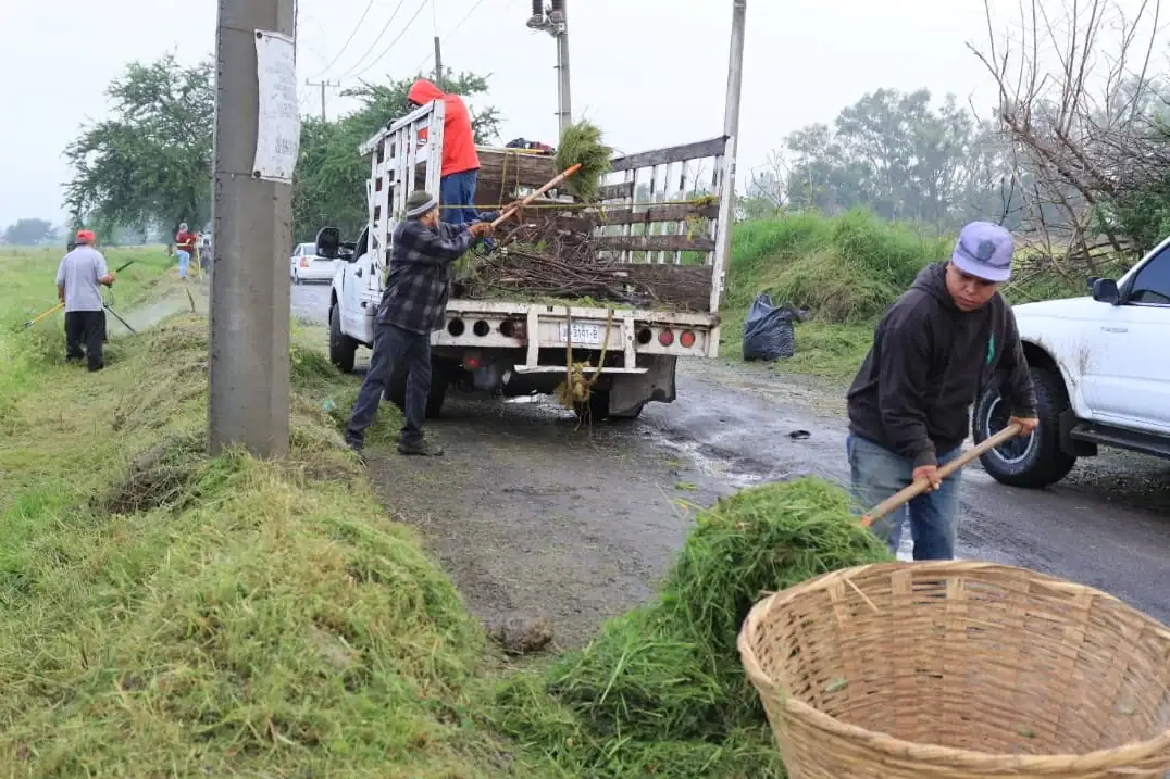 Personal de Tlaquepaque realiza labores de limpieza en el Camino El Colomo, en La Calerilla.