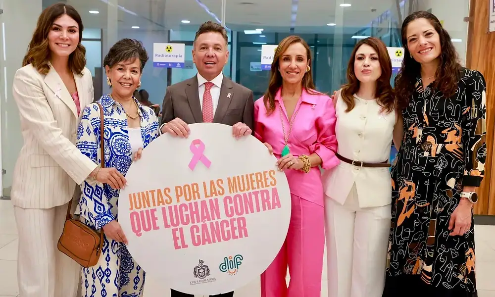 Mujeres reciben información sobre apoyos para diagnóstico y tratamiento de cáncer de mama y cervicouterino en Jalisco.