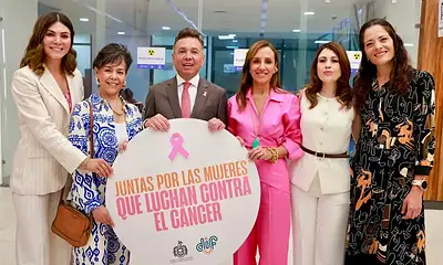 Mujeres reciben información sobre apoyos para diagnóstico y tratamiento de cáncer de mama y cervicouterino en Jalisco.
