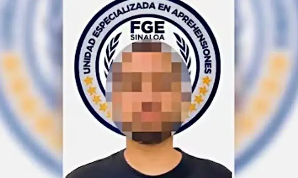 Autoridades trasladan a un mexicano detenido en Texas por su presunta participación en un esquema de falsas inversiones.