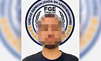 Autoridades trasladan a un mexicano detenido en Texas por su presunta participación en un esquema de falsas inversiones.