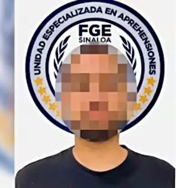 Autoridades trasladan a un mexicano detenido en Texas por su presunta participación en un esquema de falsas inversiones.