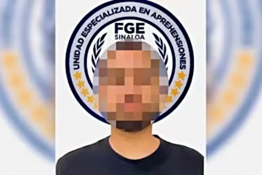 Autoridades trasladan a un mexicano detenido en Texas por su presunta participación en un esquema de falsas inversiones.