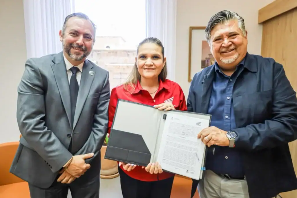 Firma de convenio para instalar módulos de emplacamiento de motocicletas Honda en Jalisco.