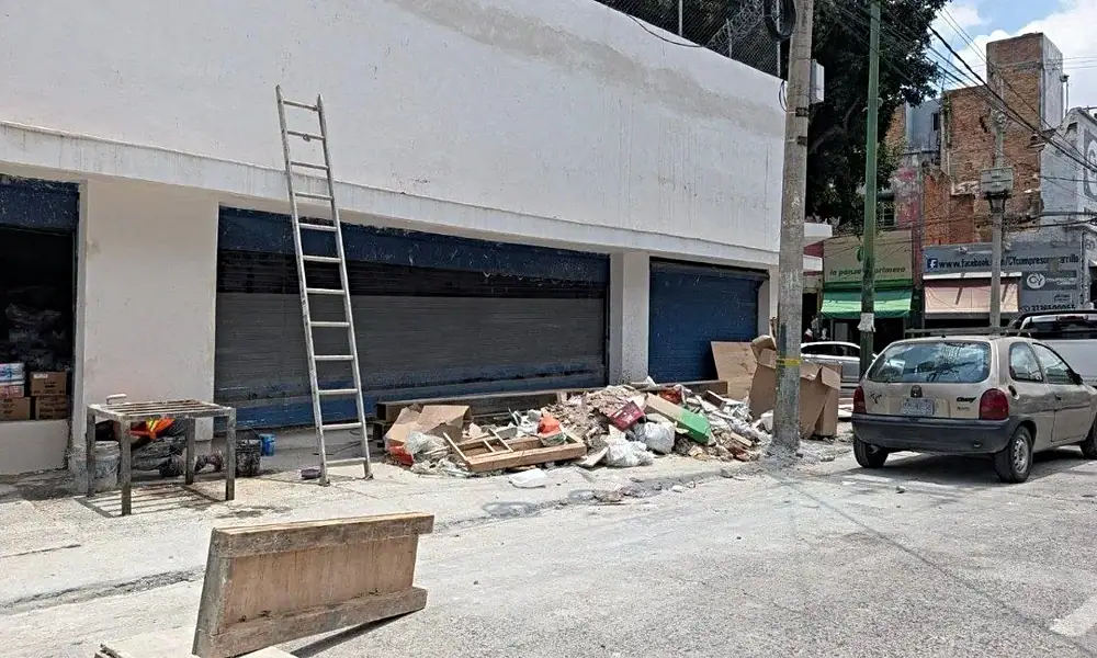 Basura y escombro obstruyen una banqueta de la avenida R. Michel en Guadalajara