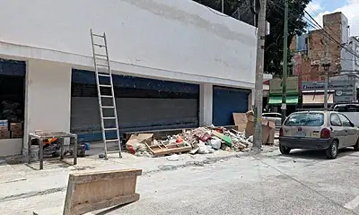 Basura y escombro obstruyen una banqueta de la avenida R. Michel en Guadalajara