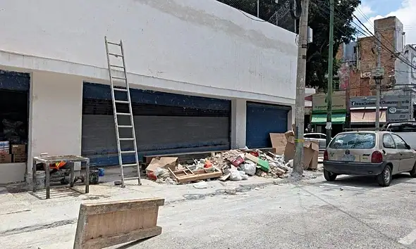 Basura y escombro obstruyen una banqueta de la avenida R. Michel en Guadalajara
