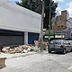 Basura y escombro obstruyen una banqueta de la avenida R. Michel en Guadalajara