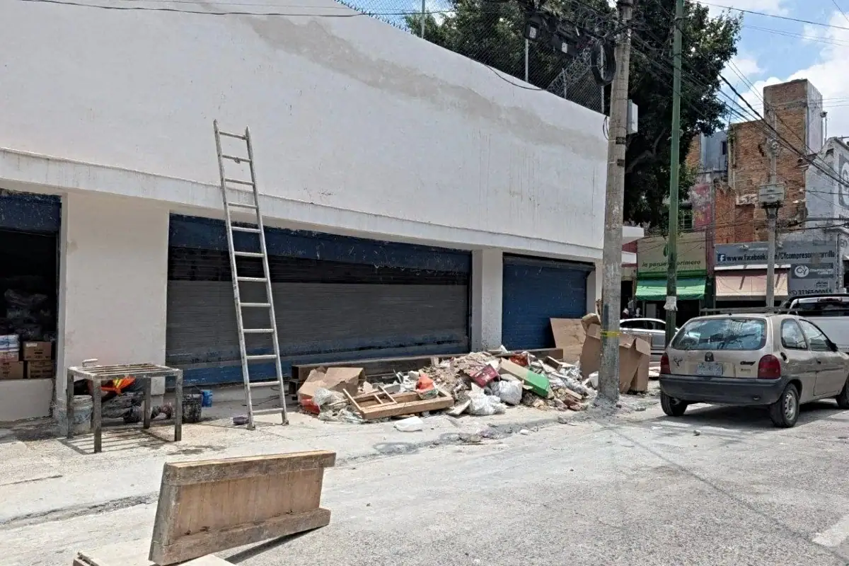 Basura y escombro obstruyen una banqueta de la avenida R. Michel en Guadalajara
