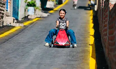 Trabajadores realizan obras de rehabilitación vial en la Cabecera Municipal de Tlajomulco como parte del programa “El Centro Siempre Chulo”.