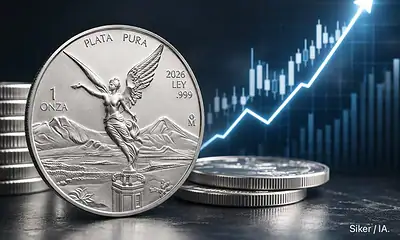Onza de plata Libertad junto a monedas de inversión durante una jornada de aumento en el precio internacional del metal.