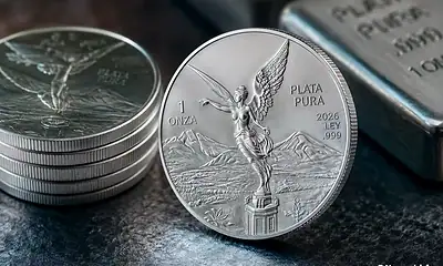 Onza de plata Libertad junto a pesos y dólares durante una semana de alzas en el mercado internacional de metales.