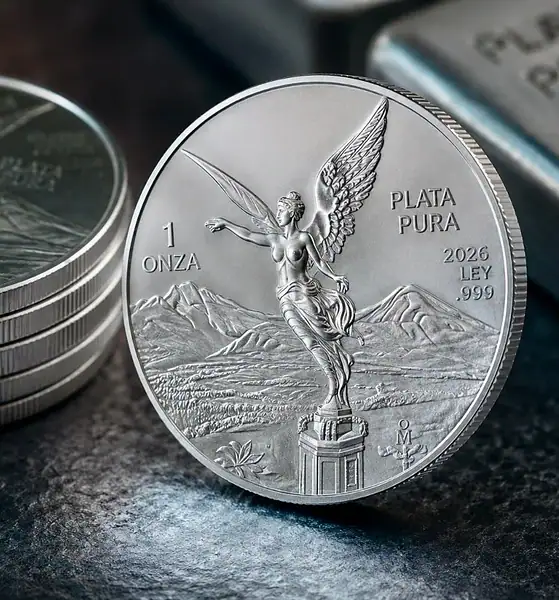 Onza de plata Libertad junto a pesos y dólares durante una semana de alzas en el mercado internacional de metales.