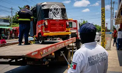 Elementos de Movilidad y de la Policía de Tlajomulco inspeccionan motocicletas y mototaxis durante un operativo de ordenamiento vial en el municipio.