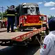 Elementos de Movilidad y de la Policía de Tlajomulco inspeccionan motocicletas y mototaxis durante un operativo de ordenamiento vial en el municipio.