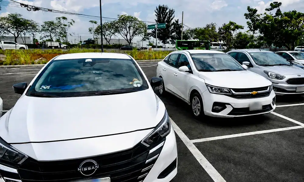 Vehículos de Uber, DiDi e inDrive esperan a personas usuarias en el patio del Aeropuerto Internacional de Guadalajara.