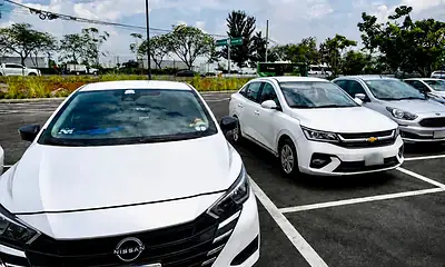 Vehículos de Uber, DiDi e inDrive esperan a personas usuarias en el patio del Aeropuerto Internacional de Guadalajara.