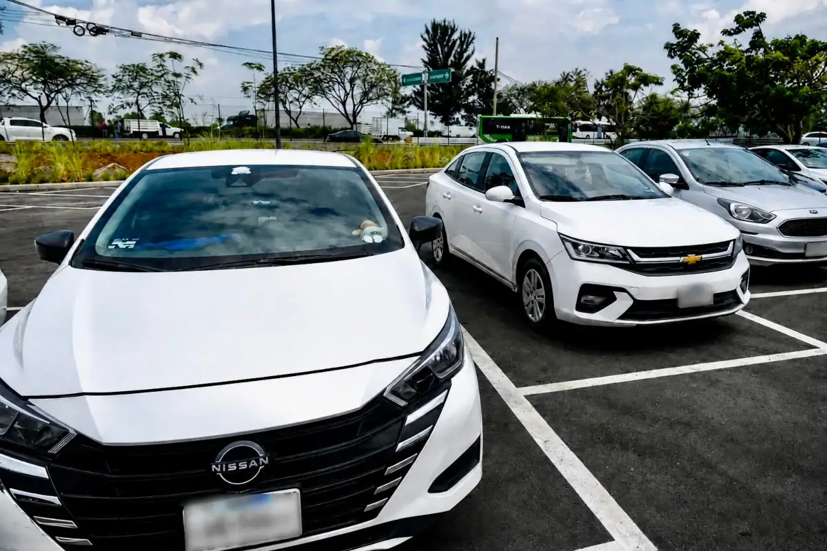 Vehículos de Uber, DiDi e inDrive esperan a personas usuarias en el patio del Aeropuerto Internacional de Guadalajara.