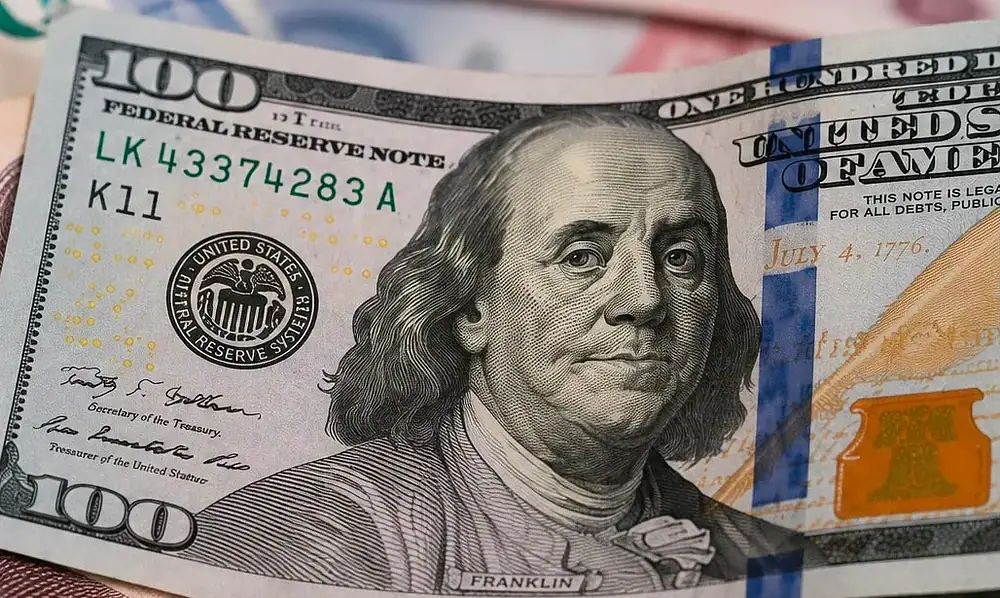 Billetes de dólares estadounidenses y pesos mexicanos ilustran el comportamiento del tipo de cambio al inicio de la jornada del 3 de agosto de 2026.