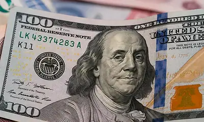 Billetes de dólares estadounidenses y pesos mexicanos ilustran el comportamiento del tipo de cambio al inicio de la jornada del 3 de agosto de 2026.
