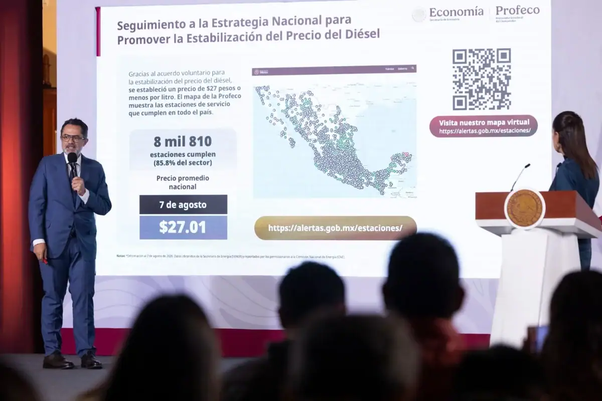 Bomba despachadora con los precios de la gasolina regular, premium y diésel en una estación de servicio.