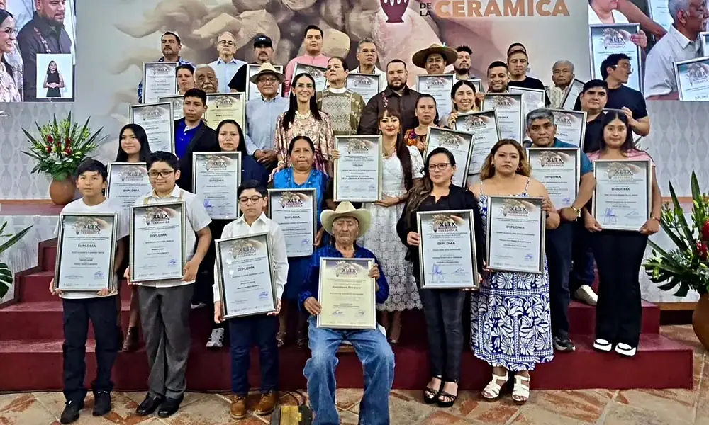 La presidenta municipal Laura Imelda Pérez entrega el Galardón Nacional durante la XLIX edición del Premio Nacional de la Cerámica, celebrada en el Centro Cultural El Refugio de San Pedro Tlaquepaque.