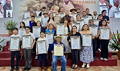 La presidenta municipal Laura Imelda Pérez entrega el Galardón Nacional durante la XLIX edición del Premio Nacional de la Cerámica, celebrada en el Centro Cultural El Refugio de San Pedro Tlaquepaque.
