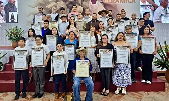 La presidenta municipal Laura Imelda Pérez entrega el Galardón Nacional durante la XLIX edición del Premio Nacional de la Cerámica, celebrada en el Centro Cultural El Refugio de San Pedro Tlaquepaque.