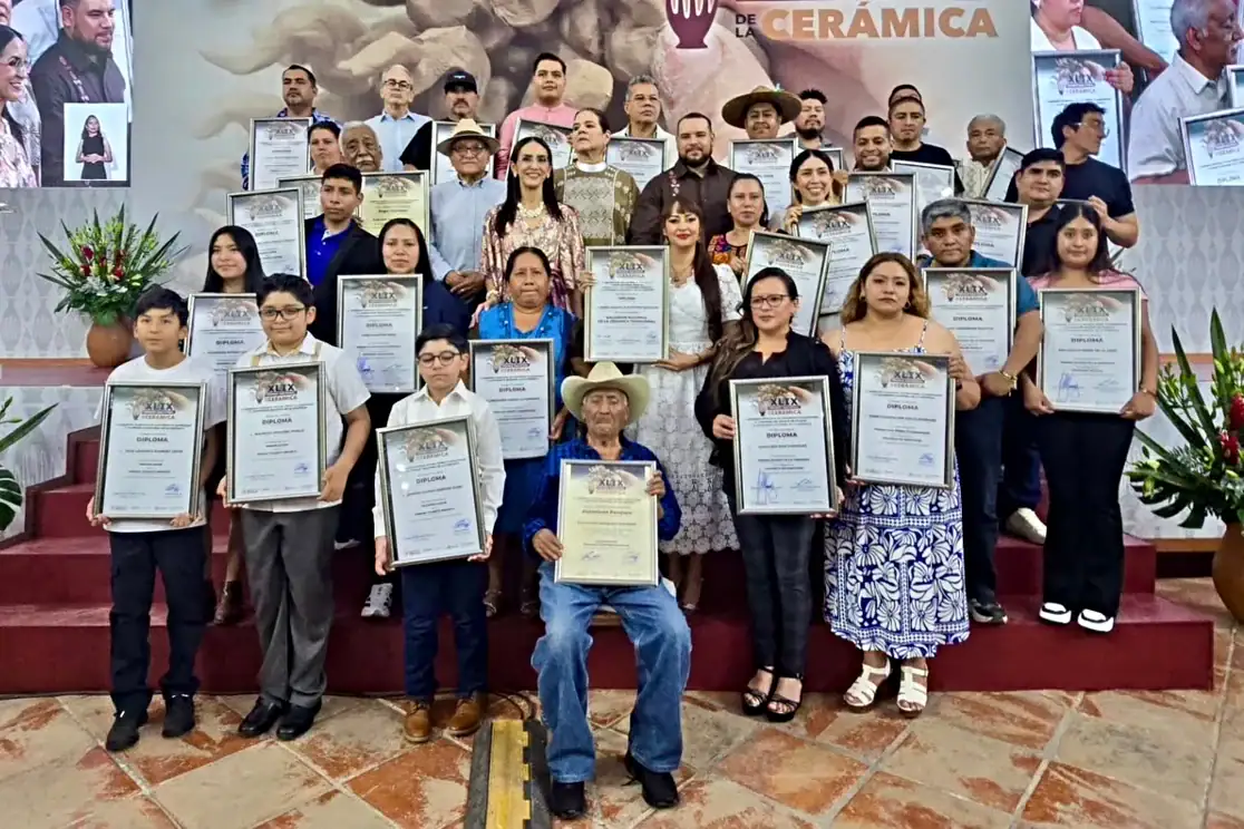 La presidenta municipal Laura Imelda Pérez entrega el Galardón Nacional durante la XLIX edición del Premio Nacional de la Cerámica, celebrada en el Centro Cultural El Refugio de San Pedro Tlaquepaque.