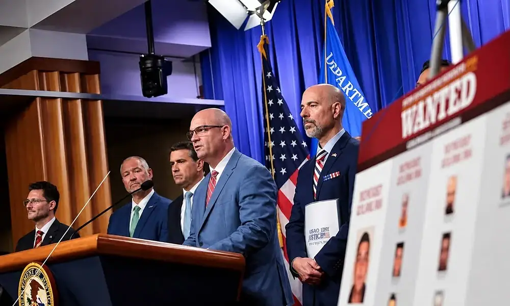 Autoridades de Estados Unidos presentan fotografías de presuntos integrantes del CJNG buscados por delitos de narcotráfico y fraude.