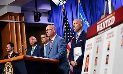 Autoridades de Estados Unidos presentan fotografías de presuntos integrantes del CJNG buscados por delitos de narcotráfico y fraude.