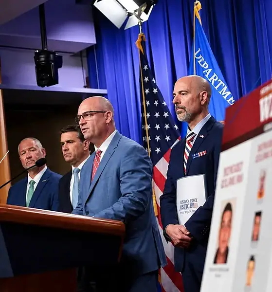 Autoridades de Estados Unidos presentan fotografías de presuntos integrantes del CJNG buscados por delitos de narcotráfico y fraude.