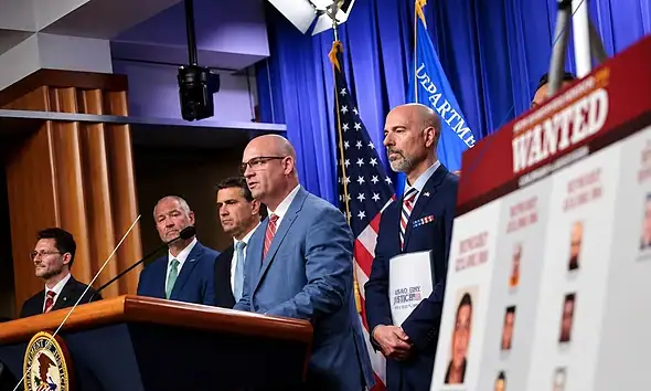 Autoridades de Estados Unidos presentan fotografías de presuntos integrantes del CJNG buscados por delitos de narcotráfico y fraude.