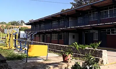 Autoridades supervisan trabajos de rehabilitación en una escuela pública de Tlajomulco antes del regreso a clases.