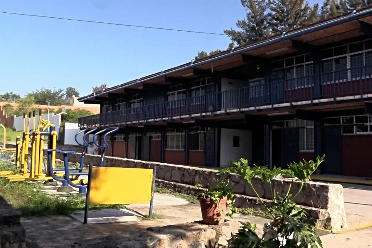Autoridades supervisan trabajos de rehabilitación en una escuela pública de Tlajomulco antes del regreso a clases.
