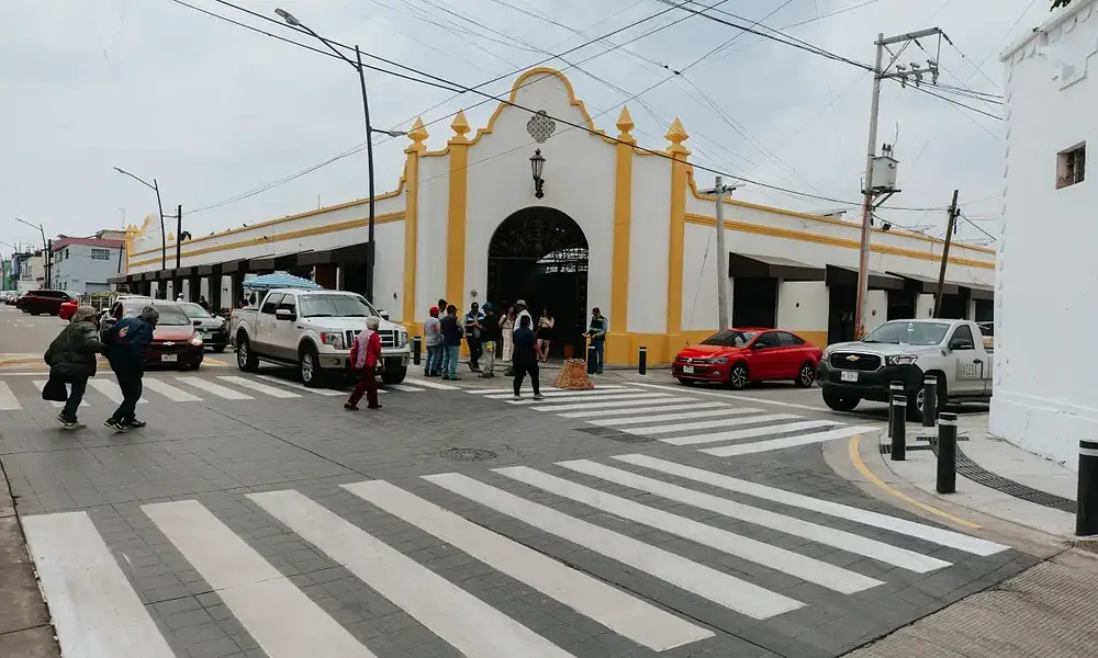 Calle renovada con concreto hidráulico y banquetas en el barrio de Analco.