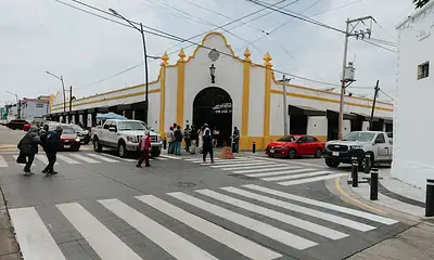Calle renovada con concreto hidráulico y banquetas en el barrio de Analco.