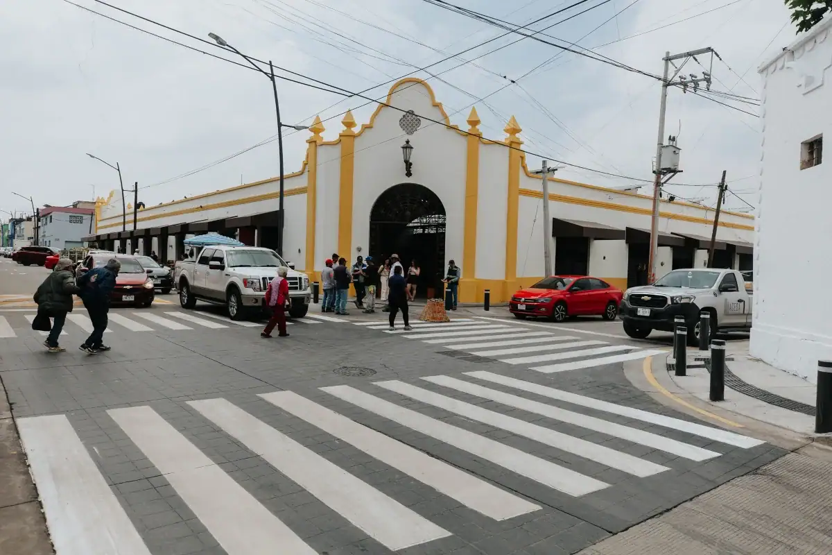 Calle renovada con concreto hidráulico y banquetas en el barrio de Analco.